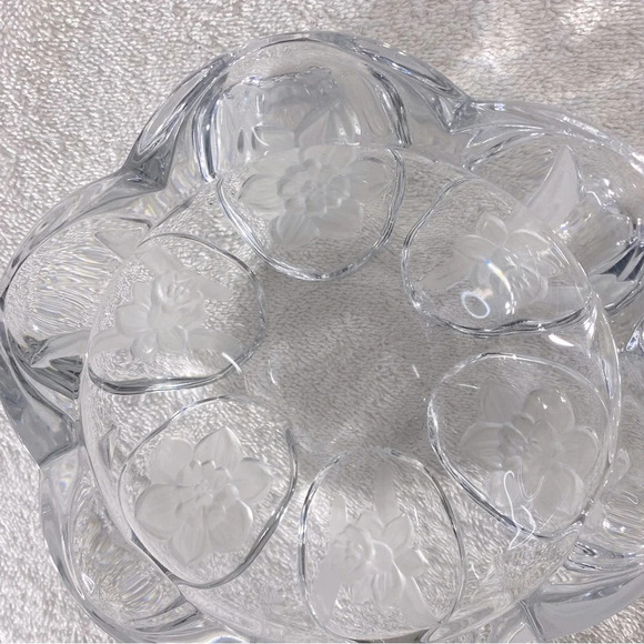 Vintage Round Clear Cut Glass With Frosted Textured Flowers Ashtray Trinket Dish - Picture 14 of 16